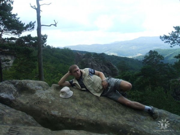 І лежачи позує